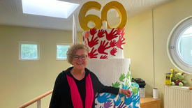 Die riesige Torte zum 60. Geburtstag steht schon, Sabine Wistuba freut sich auf das große Fest mit Kindern, Eltern und allen, die dem Christus-Kindergarten nahe sehen. 