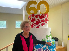 Die riesige Torte zum 60. Geburtstag steht schon, Sabine Wistuba freut sich auf das große Fest mit Kindern, Eltern und allen, die dem Christus-Kindergarten nahe sehen. 