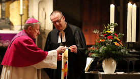 Am 1. Advent 2023 haben Bischof Thomas Adomeit (links) und Weihbischof Wilfried Theising (rechts) gemeinsam das neue Kirchenjahr in der evangelischen Alexanderkirche in Wildeshausen eröffnet. 