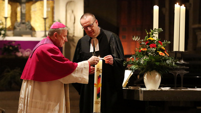 Am 1. Advent 2023 haben Bischof Thomas Adomeit (links) und Weihbischof Wilfried Theising (rechts) gemeinsam das neue Kirchenjahr in der evangelischen Alexanderkirche in Wildeshausen eröffnet. 