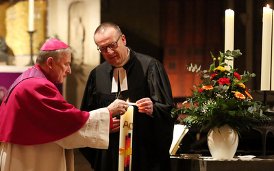 Am 1. Advent 2023 haben Bischof Thomas Adomeit (links) und Weihbischof Wilfried Theising (rechts) gemeinsam das neue Kirchenjahr in der evangelischen Alexanderkirche in Wildeshausen eröffnet. 