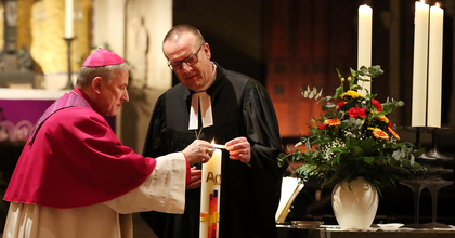 Am 1. Advent 2023 haben Bischof Thomas Adomeit (links) und Weihbischof Wilfried Theising (rechts) gemeinsam das neue Kirchenjahr in der evangelischen Alexanderkirche in Wildeshausen eröffnet. 