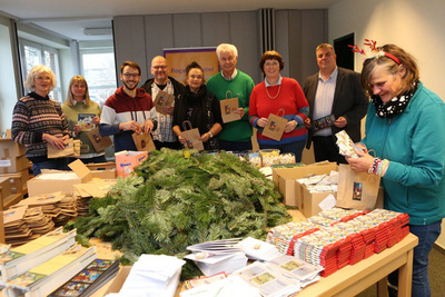 Bei der ersten Weihnachtsaktion im vergangenen Jahr haben verschiedene Freiwillige wie u.a. Oberbürgermeister Carsten Feist (2.v.r.) bereits Überraschungstüten für die Kinder der Tafel gepackt. Foto: Björn Lübbe