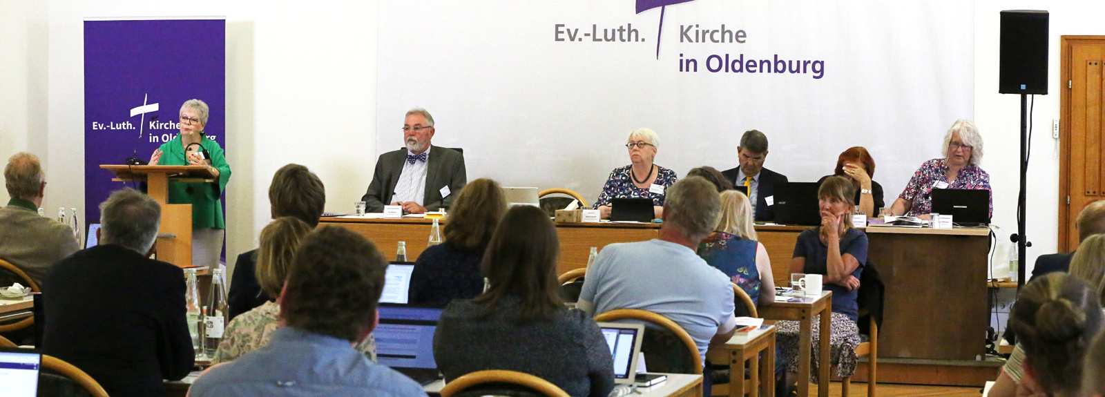 Synodalpräsidentin Sabine Blütchen spricht vor der Synode.