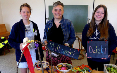 Sandra Bohlken (Mitte), Kreisjugenddiakonin in der Wesermarsch, stellt zusammen mit Hanna (links) und Talia (rechts), einzelne Elemente für das Kirchenzelt vor.