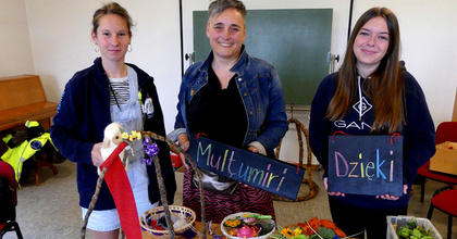 Sandra Bohlken (Mitte), Kreisjugenddiakonin in der Wesermarsch, stellt zusammen mit Hanna (links) und Talia (rechts), einzelne Elemente für das Kirchenzelt vor.