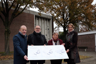 Vorstellung der neuen Pläne für die Versöhnungskirche in Ohmstede (von rechts nach links): Pfarrerin Ines Heinke und Kirchenälteste Waltraud Tramann sowie Gerhard Wessels und Wolfgang Hündling vom Vorstand der Gemeinnützigen Werkstätten. Foto: ELKiO/Dirk-Michael Grötzsch