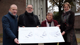 Vorstellung der neuen Pläne für die Versöhnungskirche in Ohmstede (von rechts nach links): Pfarrerin Ines Heinke und Kirchenälteste Waltraud Tramann sowie Gerhard Wessels und Wolfgang Hündling vom Vorstand der Gemeinnützigen Werkstätten. Foto: ELKiO/Dirk-Michael Grötzsch