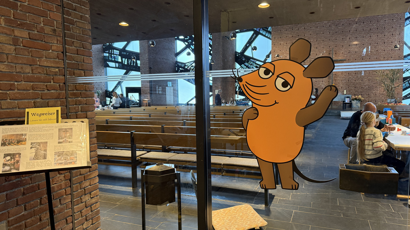 Auf einer Glastür ist groß die Maus aus der "Sendung mit der Maus" aufgeklebt.