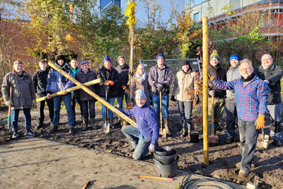 Dirk Muhle (rechts vorne am Balken) und sein Team haben den Gemeindegarten in Vechta bepflanzt.