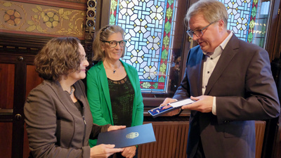 Im Auftrag des Bundespräsidenten überreicht der Oldenburger Oberbürgermeister Jürgen Krogmann (r.) das Bundesverdienstkreuz an Heidi Schlichting (l.) und Waltraut Toel (Mitte.). 