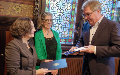 Im Auftrag des Bundespräsidenten überreicht der Oldenburger Oberbürgermeister Jürgen Krogmann (r.) das Bundesverdienstkreuz an Heidi Schlichting (l.) und Waltraut Toel (Mitte.). 