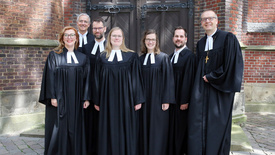 Ordination in der Oldenburger St.-Lamberti-Kirche mit (von links nach rechts): Pfarrerin Saskia Schoof, Pfarrer Dr. Stefan Welz (Referent für Theologische Grundsatzarbeit), Pfarrer Johann Lehmhaus, Pfarrerin Lisa Bock, Pfarrerin Anna Menke, Pfarrer Tim Franke und Bischof Thomas Adomeit.