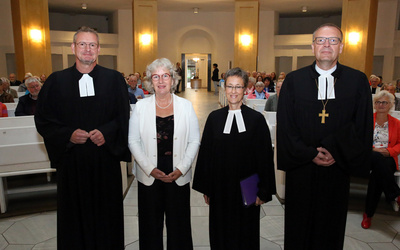 Festgottesdienst – 50 Jahre TelefonSeelsorge Oldenburg in der Oldenburger St. Lamberti-Kirche (von rechts nach links): Bischof Thomas Adomeit, Pfarrerin Elke Andrae, Elke Henken und Kreispfarrer Torsten Maes