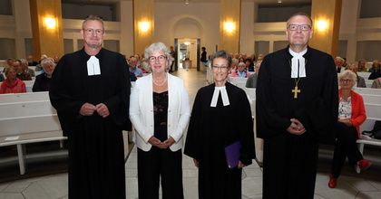 Festgottesdienst – 50 Jahre TelefonSeelsorge Oldenburg in der Oldenburger St. Lamberti-Kirche (von rechts nach links): Bischof Thomas Adomeit, Pfarrerin Elke Andrae, Elke Henken und Kreispfarrer Torsten Maes