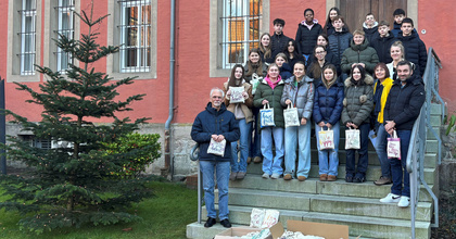 Schülerinnen und Schüler der Ludgerus-Schule Vechta 100 liebevoll verpackte Präsente in der Justizvollzugsanstalt für Frauen in Vechta übergaben.