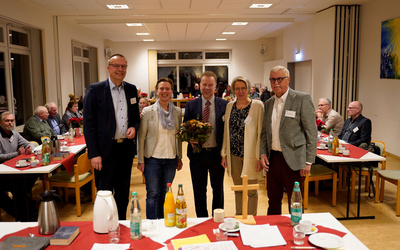 Nach der Wahl von Pfarrer Dr. Urs-Ullrich Muther (Mitte) zum neuen Kreispfarrer gratulierten (v.l.)  Bischof Thomas Adomeit, die stellvertretenden Kreispfarrerin Daniela Ludewig-Göckler, Pfarrerin Wiebke Perzul und der Synodale Hans-Werner Harder.