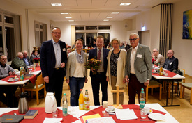 Nach der Wahl von Pfarrer Dr. Urs-Ullrich Muther (Mitte) zum neuen Kreispfarrer gratulierten (v.l.)  Bischof Thomas Adomeit, die stellvertretenden Kreispfarrerin Daniela Ludewig-Göckler, Pfarrerin Wiebke Perzul und der Synodale Hans-Werner Harder.