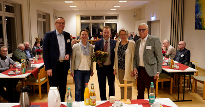 Nach der Wahl von Pfarrer Dr. Urs-Ullrich Muther (Mitte) zum neuen Kreispfarrer gratulierten (v.l.)  Bischof Thomas Adomeit, die stellvertretenden Kreispfarrerin Daniela Ludewig-Göckler, Pfarrerin Wiebke Perzul und der Synodale Hans-Werner Harder.