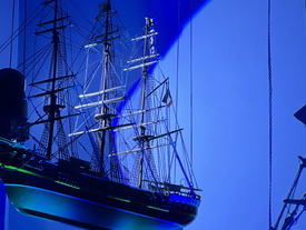 Das Künstlerduo „Scheinzeitmenschen“ setzt das Modellschiff „Ora Et Labora“ in der evangelischen Nikolai-Kirchengemeinde Wangerooge in ein neues Spiel von Licht und Schatten.