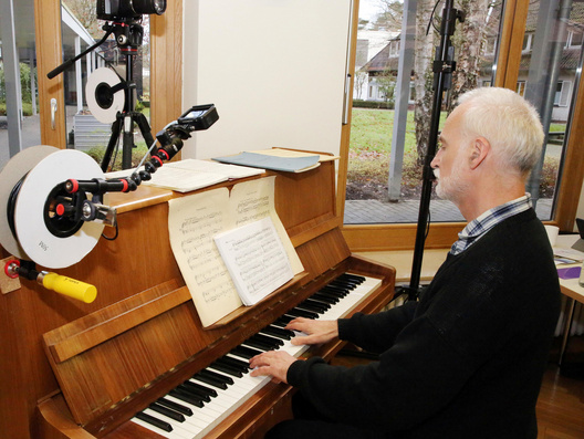 Kreiskantor Gebhard von Hirschhausen begleitete die Andacht musikalisch zur Eröffnung der Synode.