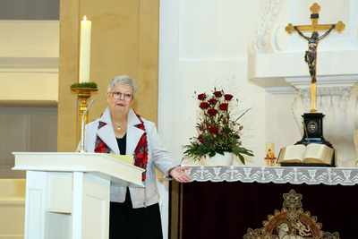 Synodenpräsidentin Sabine Blütchen dankte Oberkirchenrat Detlef Mucks-Büker für seinen langjährigen Dienst und sprach ihm einen Segen zu.