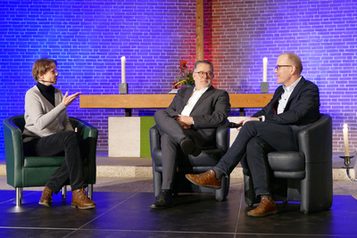 Im Gespräch mit Pastorin Ines Heinke berichteten Gerhard Wessels und Wolfgang Hündling von den „Gemeinnützigen Werkstätten Oldenburg“ von den Plänen mit dem Areal der Versöhnungskirche.