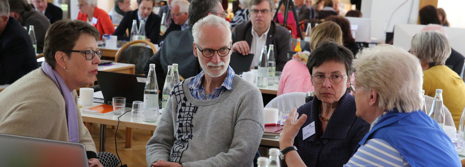 Synodale der oldenburgischen Kirche tauschen sich angeregt während einer Tagung aus.