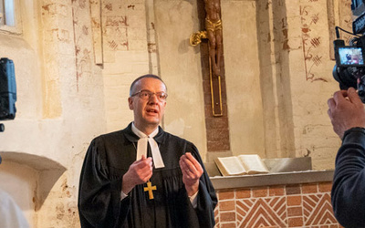 Bischof Thomas Adomeit während der Aufzeichnung des Video-Gottesdienstes in der Gertrudenkapelle in Oldenburg.