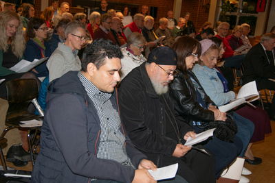 Rund 80 Teilnehmende kamen zur zentralen ökumenischen Feier des Reformationsfestes in die Aula der Wilhelmshavener Franziskusschule.