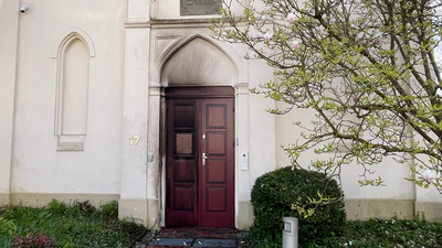 Unbekannte haben nach Angaben der Polizei einen Brandsatz auf eine Tür der Synagoge in Oldenburg geworfen.
