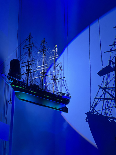 Das Künstlerduo „Scheinzeitmenschen“ setzt das Modellschiff „Ora Et Labora“ in der evangelischen Nikolai-Kirchengemeinde Wangerooge in ein neues Spiel von Licht und Schatten.