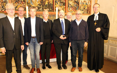 Bischof Thomas Adomeit (rechts) gratulierte zum Ordinationsjubiläum. 