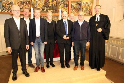 Bischof Thomas Adomeit (rechts) gratulierte zum Ordinationsjubiläum. 