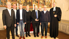 Bischof Thomas Adomeit (rechts) gratulierte zum Ordinationsjubiläum. 