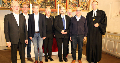 Bischof Thomas Adomeit (rechts) gratulierte zum Ordinationsjubiläum. 