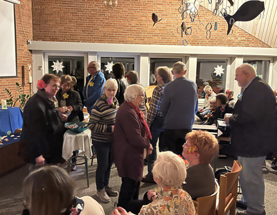 Bewegung kam während des Gottesdienstes in Ofen beim Einsammeln der Kollekte in die Gemeinde.  