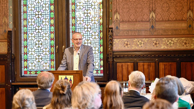 „Die heutige Auszeichnung erfüllt mich mit Freude und Dankbarkeit“, sagte Bischof Thomas Adomeit, „und sie weitet die Freude und den Dank auf alle, die in Kirche und Gesellschaft heute und jeden Tag ehrenamtlich unterwegs sind.“