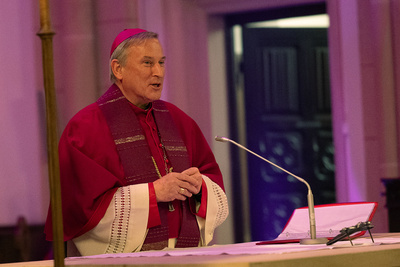 Weihbischof Wilfried Theising hob die Bedeutung des Kirchenjahres als Struktur hervor, die auch in Zeiten, in denen sich Unsicherheiten und Ängste mehren, Halt und Orientierung gibt. 