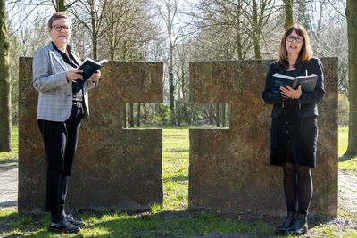 Lesung auf dem Neuen Friedhof an der Auferstehungskirche in Oldenburg (von re. nach li.) Birgit Carmona Schneider und Pfarrerin Sabine Spieker-Lauhöfer