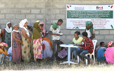 Szene im Rahmen der Nahrungsmittel - Verteilung bei einem Projekt von Brot für die Welt und der Diakonie Katastrophenhilfe in Äthiopien. Projektpartner: EOC – DICAC – Ethiopian Orthodox-Development Inter Church Aid Commission