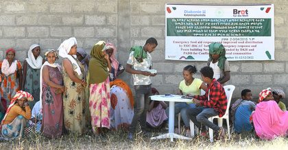 Szene im Rahmen der Nahrungsmittel - Verteilung bei einem Projekt von Brot für die Welt und der Diakonie Katastrophenhilfe in Äthiopien. Projektpartner: EOC – DICAC – Ethiopian Orthodox-Development Inter Church Aid Commission