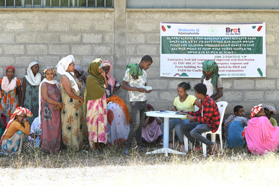 Szene im Rahmen der Nahrungsmittel - Verteilung bei einem Projekt von Brot für die Welt und der Diakonie Katastrophenhilfe in Äthiopien. Projektpartner: EOC – DICAC – Ethiopian Orthodox-Development Inter Church Aid Commission