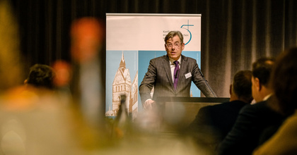 Parlamentarischer Abend 2025 Prof. Dr. Hartmut Dorgerloh beim Vortrag "Was tun? Alte Kirchen als Baulast oder Ressource für die Zukunft? beim Parlamentarischen Abend der Konföderation evangelischer Kirchen in Niedersachsen am 7. Oktober 2025.