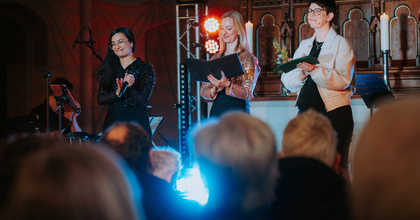 Zusammen mit Popkantorin Sarina Lal (links) haben die Pfarrerinnen Anna Cornelius (Mitte) und Jennifer Battram-Arenhövel (rechts) diese Gottesdienste entwickelt.
