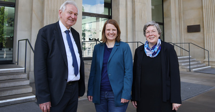 Pressetermin zum Christlichen Religionsunterricht (von links): Dr. Felix Bernard (Katholisches Büro Niedersachsen), Kultusministerin Julia Willie Hamburg und OLKRin Dr. Kerstin Gäfgen-Track (Konföderation evangelischer Kirchen in Niedersachsen).