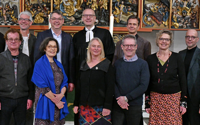 Bischof Thomas Adomeit (Mitte, 2. Reihe) gratulierte zum Ordinationsjubiläum. Foto: ELKiO/D.-M. Grötzsch