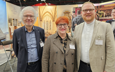 Das Hochzeitsmessen-Team am Samstagmorgen (von links): Pastor Michael Kalisch (i. R.) von der evangelischen Kirchengemeinde Ganderkesee, Sabine Schlösser, Referentin für Öffentlichkeitsarbeit der Ev.-Luth. Kirche in Oldenburg, und Pfarrer Michael Bohne von der oldenburgischen Kirchengemeinde St. Marien.  