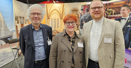 Das Hochzeitsmessen-Team am Samstagmorgen (von links): Pastor Michael Kalisch (i. R.) von der evangelischen Kirchengemeinde Ganderkesee, Sabine Schlösser, Referentin für Öffentlichkeitsarbeit der Ev.-Luth. Kirche in Oldenburg, und Pfarrer Michael Bohne von der oldenburgischen Kirchengemeinde St. Marien.  