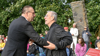 Bischof Thomas Adomeit (links) bedankte sich beim Leiter des Posaunenchors Michael Karusseit für die musikalische Begleitung. 